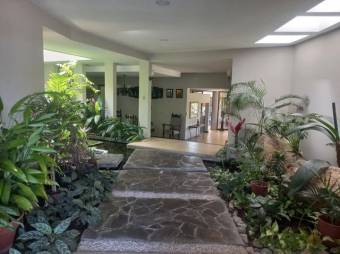 Se alquila moderna casa con jardin en La Garita a