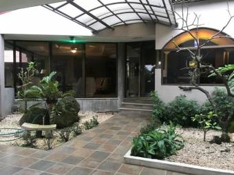 Se alquila moderna casa con jardin en La Garita a