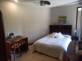 Se alquila moderna casa con jardin en La Garita a