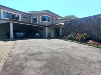 Se alquila moderna casa con jardín en La Garita Alajuela 25-1352