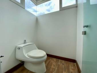 Se alquila moderna casa en condominio de San Rafael Escazú 26-128