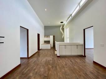 Se alquila moderna casa en condominio de San Rafael Escazú 26-128