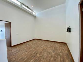 Se alquila moderna casa en condominio de San Rafael Escazú 26-128