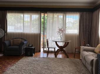 Se alquila moderna casa con patio en Colon de San José 25-2050