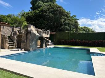 Se alquila moderna casa con patio en Colon de San José 25-2050