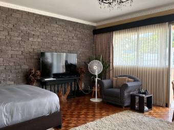 Se alquila moderna casa con patio en Colon de San José 25-2050