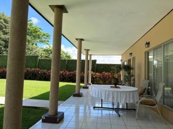 Se alquila moderna casa con patio en Colon de San José 25-2050