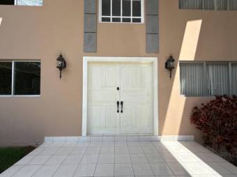 Se alquila moderna casa con patio en Colon de San José 25-2050