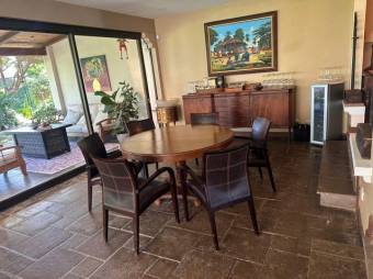 Se alquila espaciosa casa con patio en San Vicente San José 25-2001