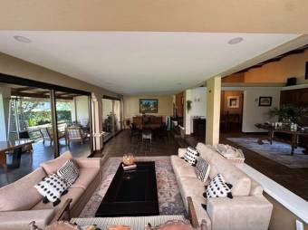 Se alquila espaciosa casa con patio en San Vicente San José 25-2001