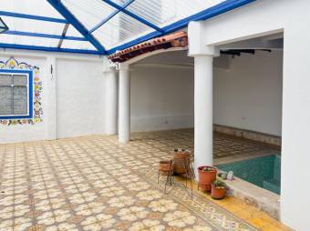 Se alquila espaciosa casa de 2 plantas en Carmen San José 25-1461