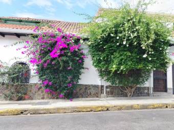 Se alquila espaciosa casa de 2 plantas en Carmen San José 25-1461