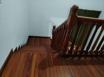 Se alquila espaciosa casa de 2 plantas en Carmen San José 25-1461