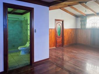 Se alquila espaciosa casa de 2 plantas en Carmen San José 25-1461