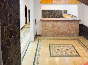 Se alquila espaciosa casa de 2 plantas en Carmen San José 25-1461