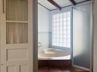 Se alquila espaciosa casa de 2 plantas en Carmen San José 25-1461