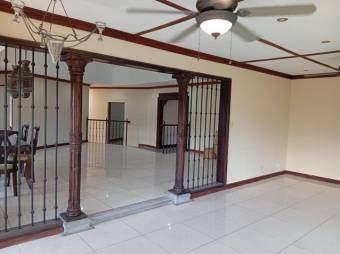 Se alquila casa con amplio lote en Santa Ana 25-1499