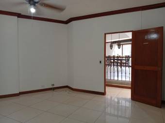 Se alquila casa con amplio lote en Santa Ana 25-1499