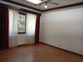 Se alquila casa con amplio lote en Santa Ana 25-1499