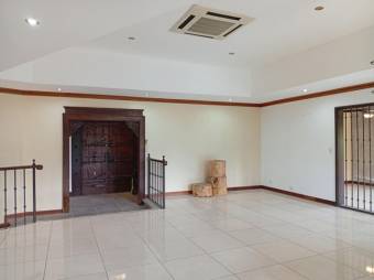 Se alquila casa con amplio lote en Santa Ana 25-1499