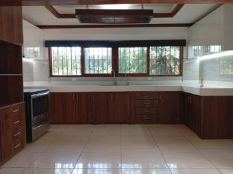 Se alquila casa con amplio lote en Santa Ana 25-1499