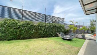 Se vende moederna casa con patio en San Antonio Escazú 25-1776 Se vende moederna casa con patio en San Antonio Escazú 25-1776