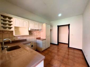 Se vende espaciosa casa con amplio lote en Escazú Centro 25-1807