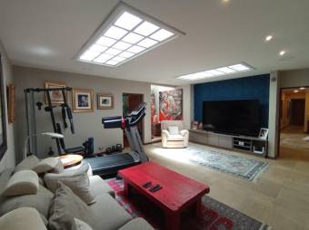 Se vende lujosa casa con amplio lote de 4500m2 en San Rafael Escazú 25-1599