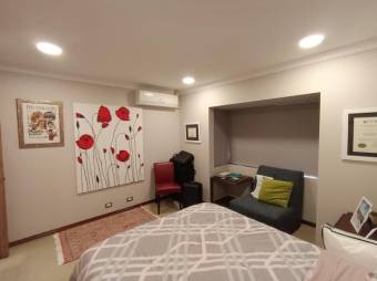 Se vende lujosa casa con amplio lote de 4500m2 en San Rafael Escazú 25-1599