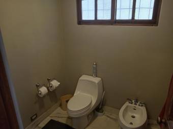 Se vende lujosa casa con amplio lote de 4500m2 en San Rafael Escazú 25-1599