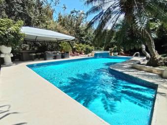 Se vende lujosa casa con amplio lote de 4500m2 en San Rafael Escazú 25-1599