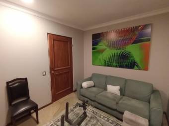 Se vende lujosa casa con amplio lote de 4500m2 en San Rafael Escazú 25-1599
