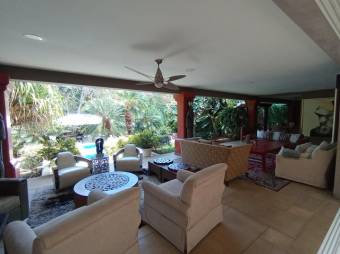 Se vende lujosa casa con amplio lote de 4500m2 en San Rafael Escazú 25-1599