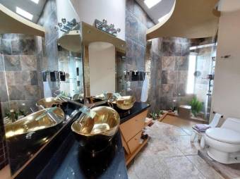 Se vende amplia propiedad con 2 casas en Santo Domingo Heredia 26-280