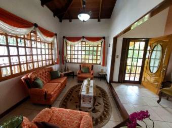 Se vende propiedad con casa y 2 apartamentos en Santa bárbara Heredia 24-1075 Se vende propiedad con casa y 2 apartamentos en Santa bárbara Heredia 24-1075