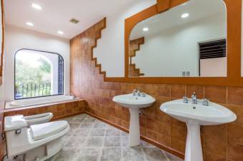 Se vende propiedad con 2 mansiones en san Antonio Escazú 25-143  Visible Editar anuncio  Eliminar  A