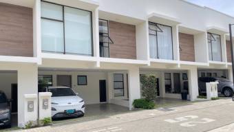 Se vende moderna casa con patio en condominio de San Antonio Escazú 25-1776