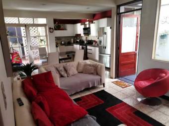 Se vende espaciosa casa con uso mixto en Alajuela Centro 25-624