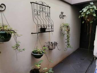 Se vende espaciosa casa con uso mixto en Alajuela Centro 25-624