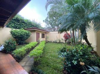 Se vende espaciosa casa con patio y terraza en Alajuela 25-988 Se vende espaciosa casa con patio y terraza en Alajuela 25-988