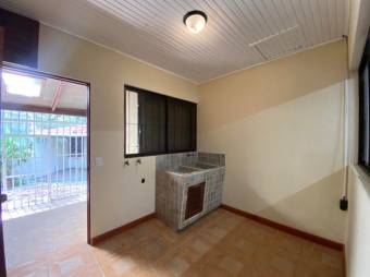 Se vende espaciosa casa con terraza en Alajuela 26-194