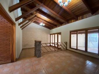 Se vende espaciosa casa con terraza en Alajuela 26-194