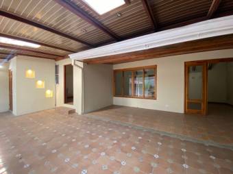 Se vende espaciosa casa con terraza en Alajuela 26-194