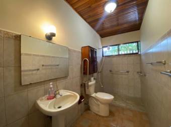 Se vende espaciosa casa con terraza en Alajuela 26-194