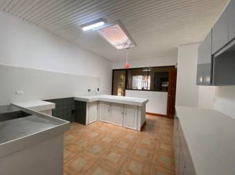 Se vende espaciosa casa con terraza en Alajuela 26-194