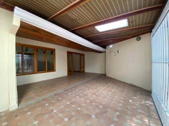 Se vende espaciosa casa con terraza en Alajuela 26-194