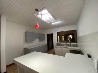 Se vende espaciosa casa con terraza en Alajuela 26-194