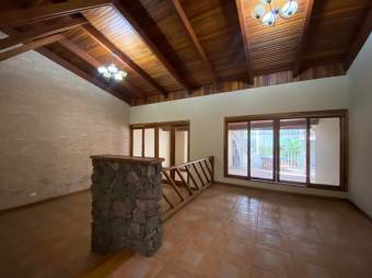 Se vende espaciosa casa con terraza en Alajuela 26-194