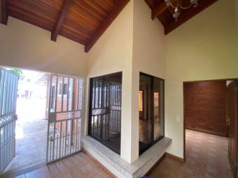 Se vende espaciosa casa con terraza en Alajuela 26-194