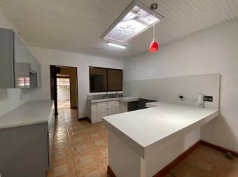 Se vende espaciosa casa con terraza en Alajuela 26-194